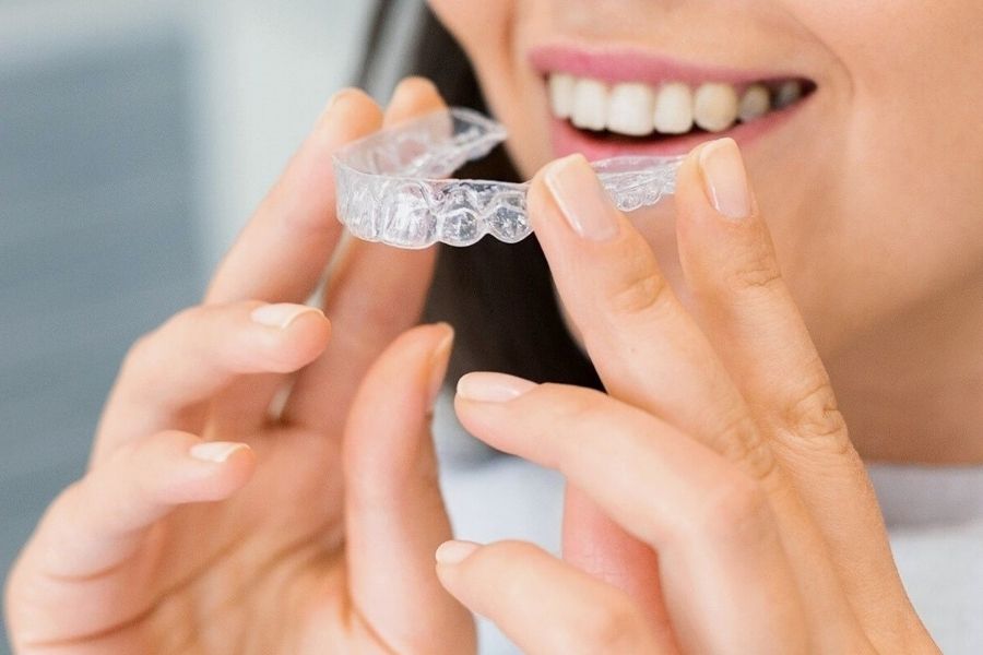 Clear Aligners vs. Ceramic Braces